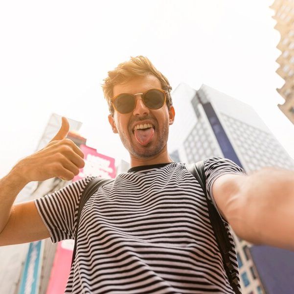 homem-fazendo-uma-selfie-com-a-lingua-de-fora_23-2148296686.jpg