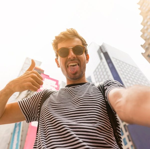 homem-fazendo-uma-selfie-com-a-lingua-de-fora_23-2148296686.jpg